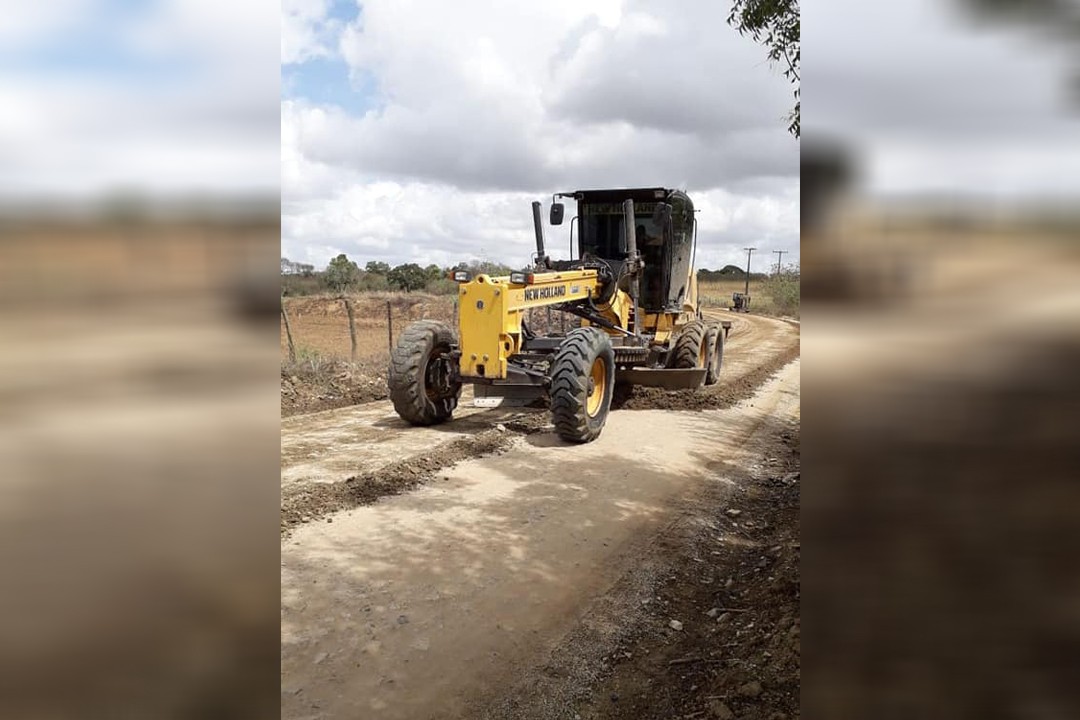 EQUIPE DA SECRETARIA DE OBRAS E INFRAESTRUTURA REALIZA MANUTENÇÃO EM ESTRADAS DO MUNICÍPIO