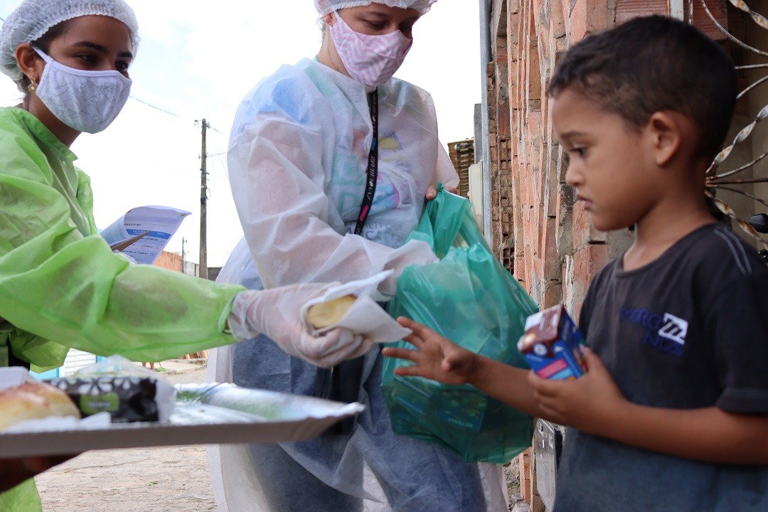 Crianças do Povoado Rio das Pedras recebem kits educativos