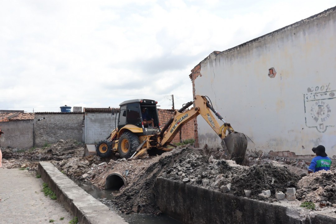 Prefeitura de Itabaiana realiza fechamento de canal de esgoto a céu aberto no Conjunto Gilton Garcia