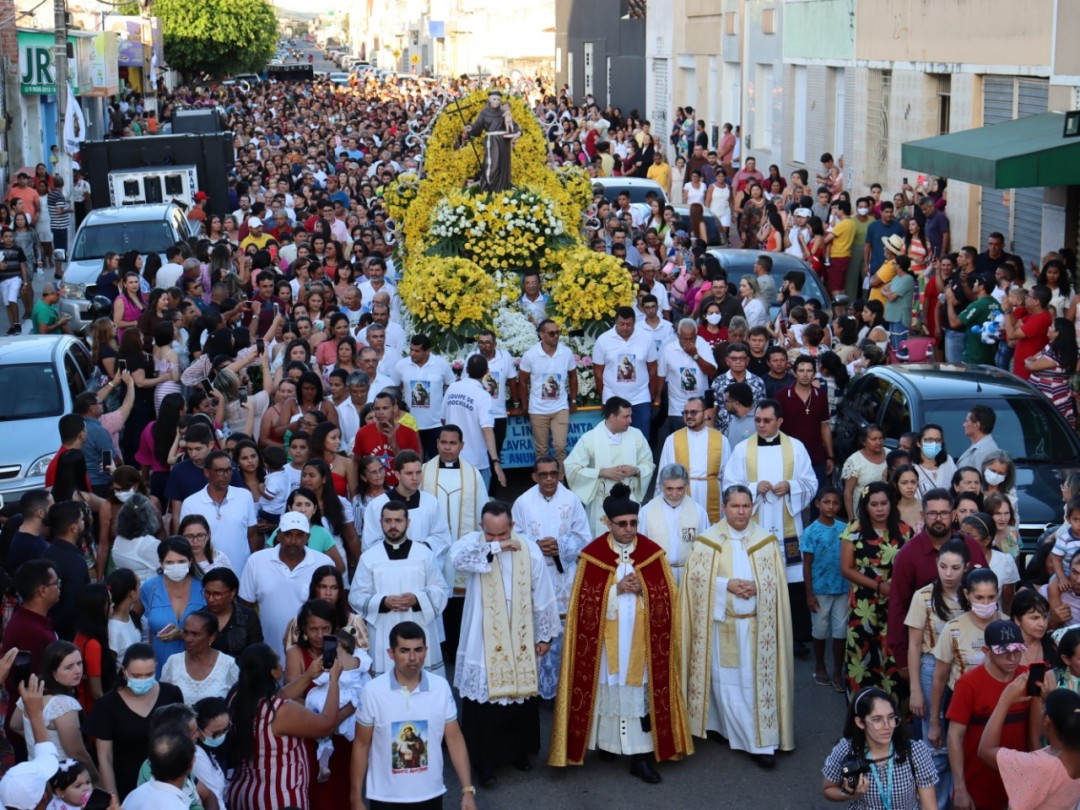 Santo Antônio: procissão do padroeiro serrano reúne milhares de fiéis
