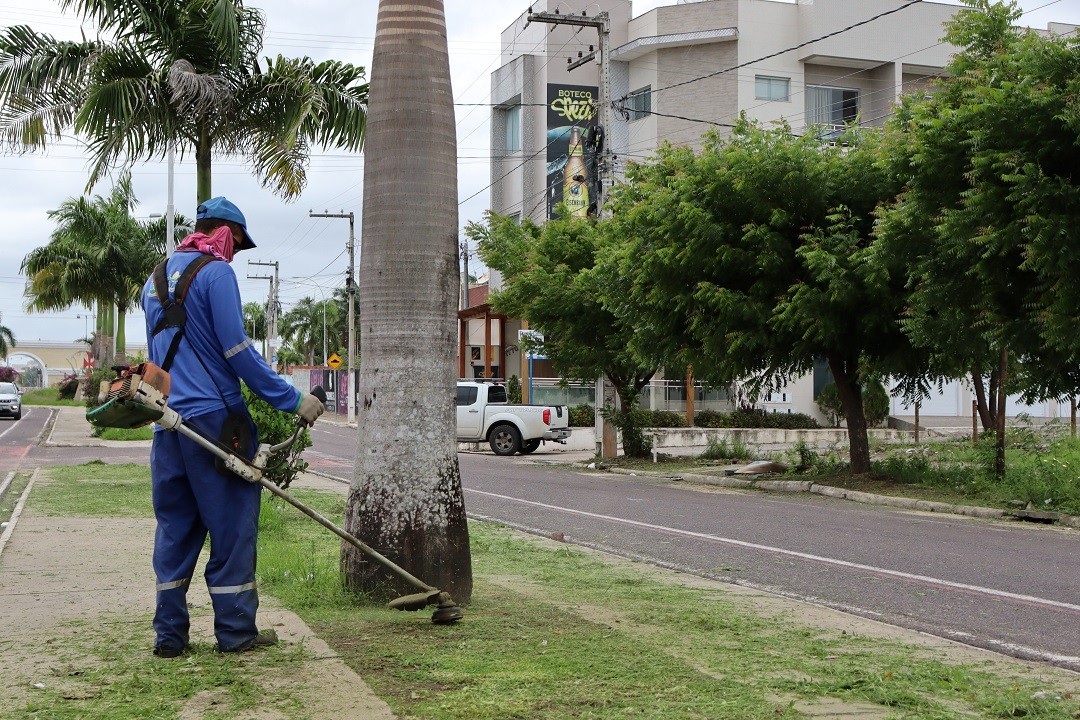 Equipes fazem limpeza da Avenida do Chiara Lubich