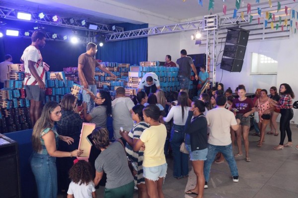 Em parceria com o SEST SENAT, Prefeitura de Itabaiana distribui cerca de 3 mil caminhõezinhos às crianças participarem da Carreata Mirim