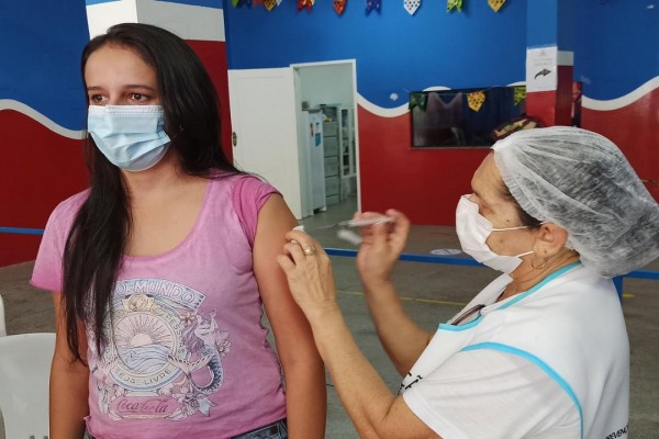 Trabalhadores do Sistema Único de Assistência Social (SUAS) são vacinados contra a Covid-19