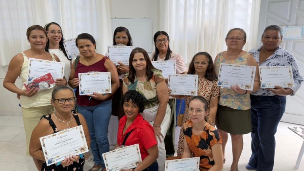 Alunas do curso de corte e costura, promovido pela Secretaria de Desenvolvimento Social de Itabaiana recebem kits e certificado de conclusão