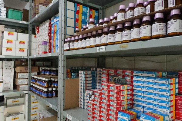 Postos de saúde são abastecidos regularmente com medicamentos da farmácia do município