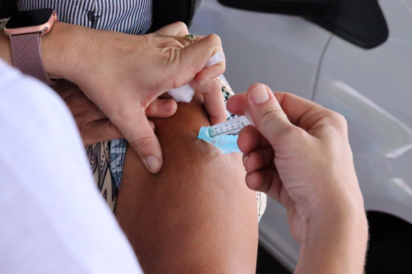 Secretaria de Saúde convoca idosos a partir de 76 anos para receberem a segunda dose da vacina