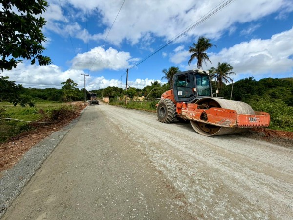 Povoado Ribeira começa a receber pavimentação asfáltica. Obra vai melhorar a mobilidade na localidade