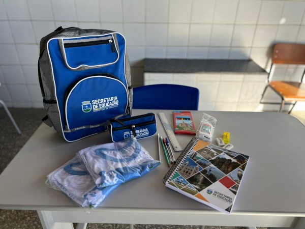 Estudantes da Escola Municipal Professora Maria Elizete Santos, em Itabaiana, recebem kit escolar