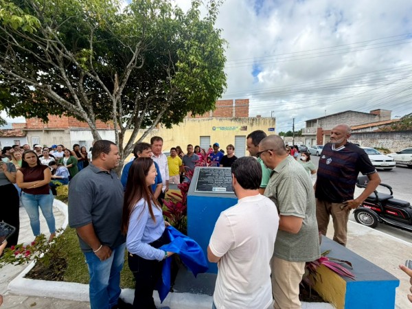 Prefeitura de Itabaiana entrega praça e quadra poliesportiva que passaram por reforma no Conjunto Gilton Garcia