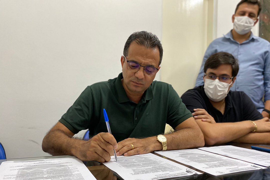 Prefeito Adailton Sousa assina três ordens de serviços para revitalização de 36 ruas e avenidas de Itabaiana