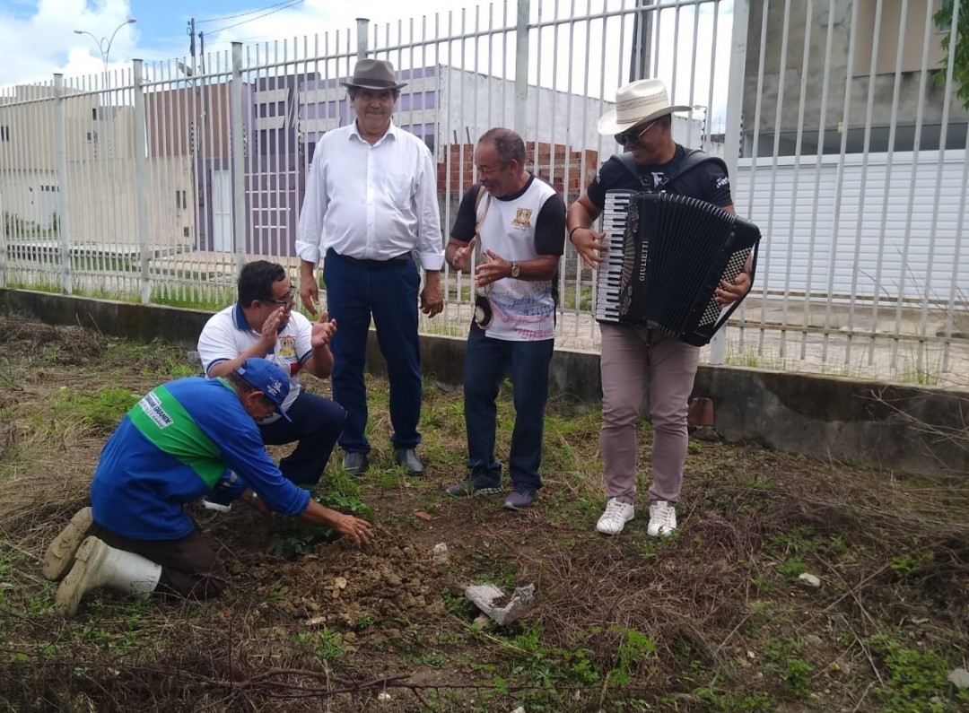 Plantio de mudas simboliza parceria entre Prefeitura e SOFIVA em apoio à nova Escola de Sanfona