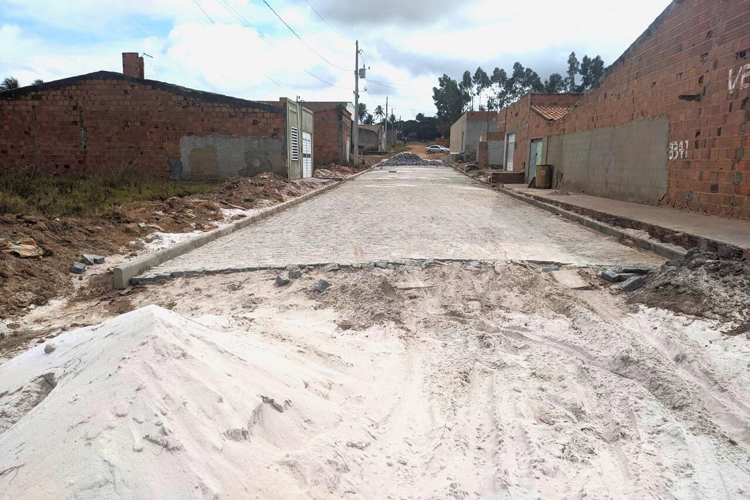 Ruas do Povoado Mangabeira e Rio das Pedras recebem pavimentação