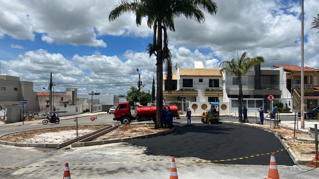 Nova rotatória é implantada entre o Calçadão e a Avenida Nivalda Lima Figueiredo