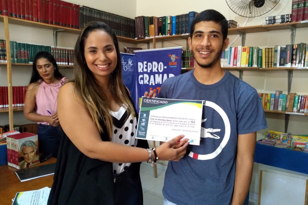 ALUNOS RECEBEM CERTIFICAÇÃO DE CURSO DE INFORMÁTICA EM ITABAIANA