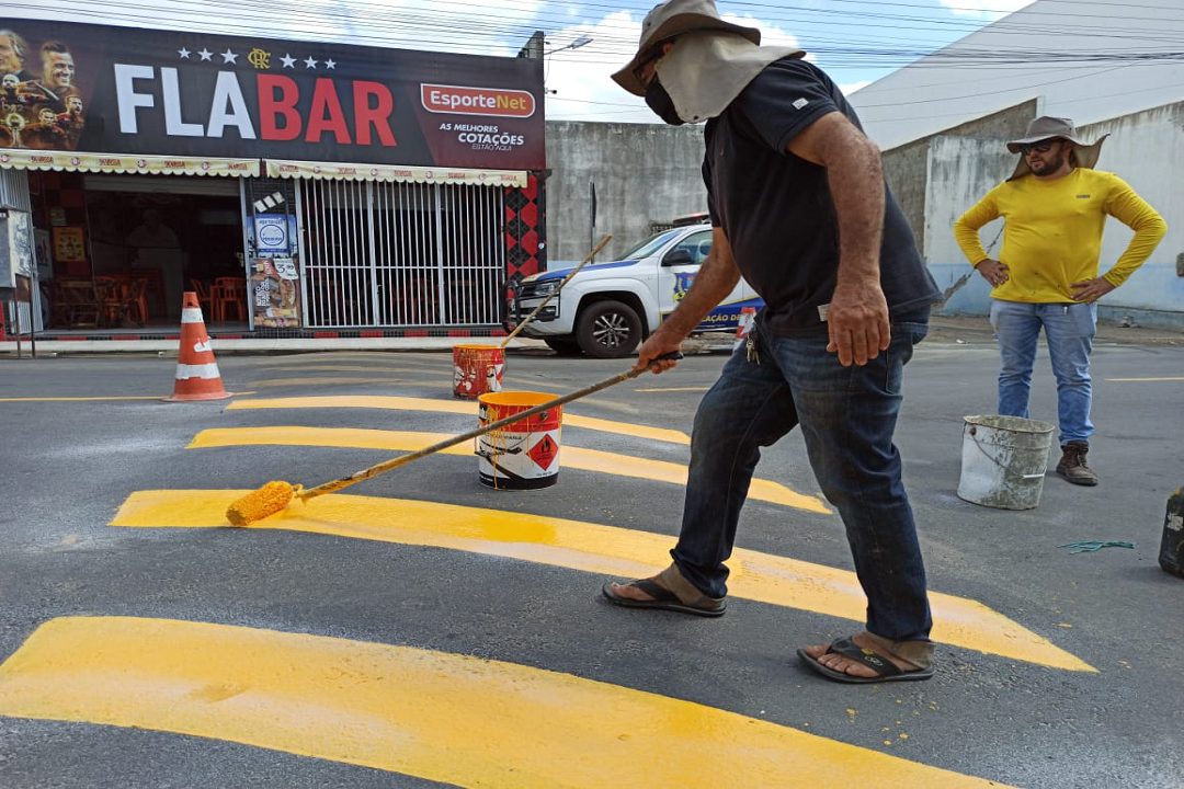 Após ser asfaltada, Rua Coronel Sebrão recebe sinalização horizontal
