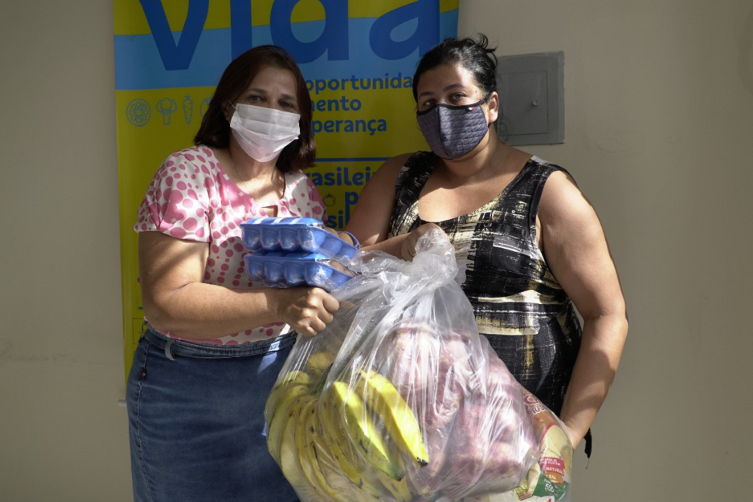 Brasileiros pelo Brasil: programa distribui cestas básicas para 450 famílias