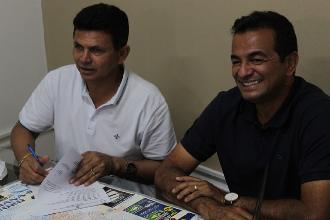 Valmir de Francisquinho assina ordens de serviço ao lado do prefeito eleito Adailton Sousa
