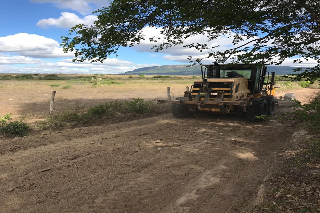 SECRETARIA DE OBRAS FAZ LIMPEZA NOS POVOADOS