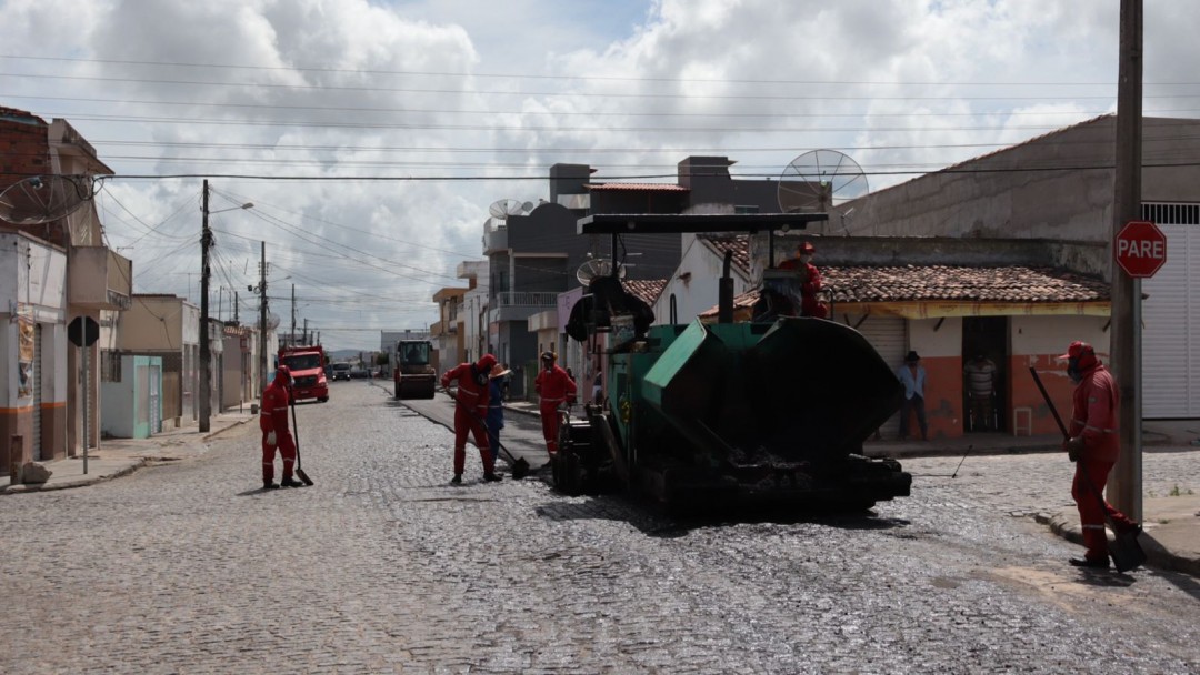 Governo de Itabaiana inicia serviço de pavimentação asfáltica na Rua Francisco Oliveira