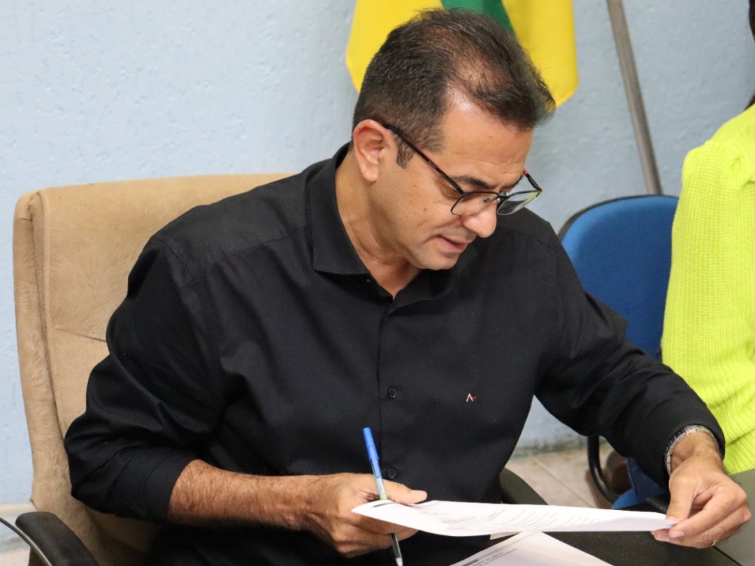 Prefeito Adailton Sousa assina seis ordens de serviços estruturantes para Itabaiana