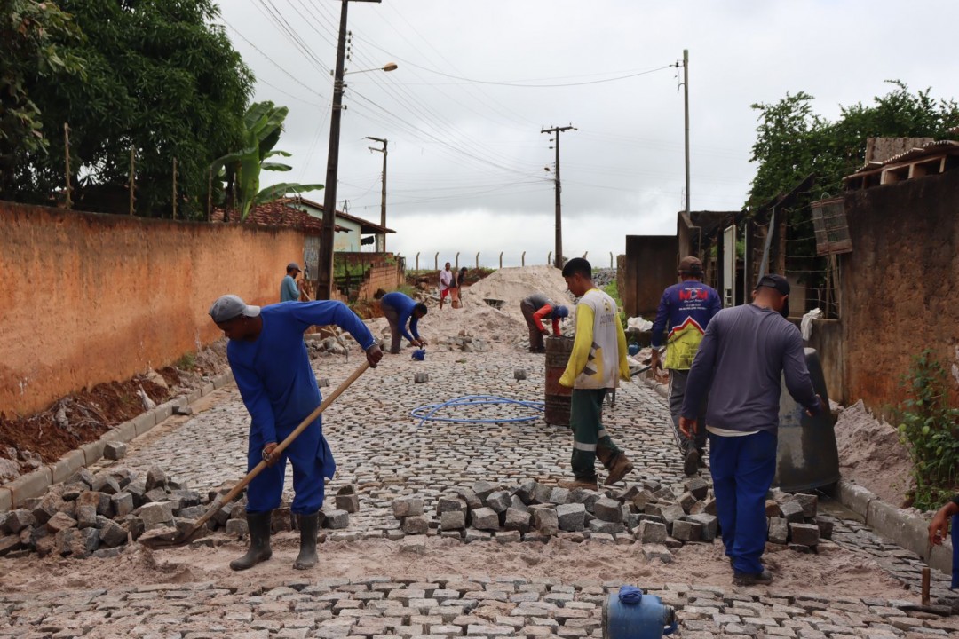 Estrada que liga o povoado Rio das Pedras à Mangabeira recebe pavimentação