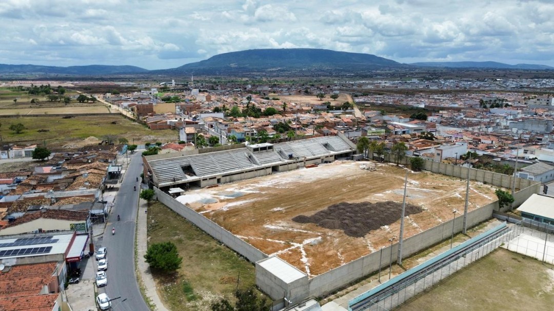 Estádio Municipal se prepara para receber o gramado; drenagem do solo já foi concluída