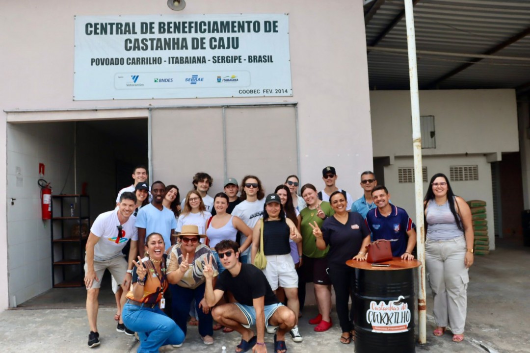 Estudantes de Gastronomia da Itália visitam Itabaiana e conhecem a Cooperativa de Castanha do Carrilho