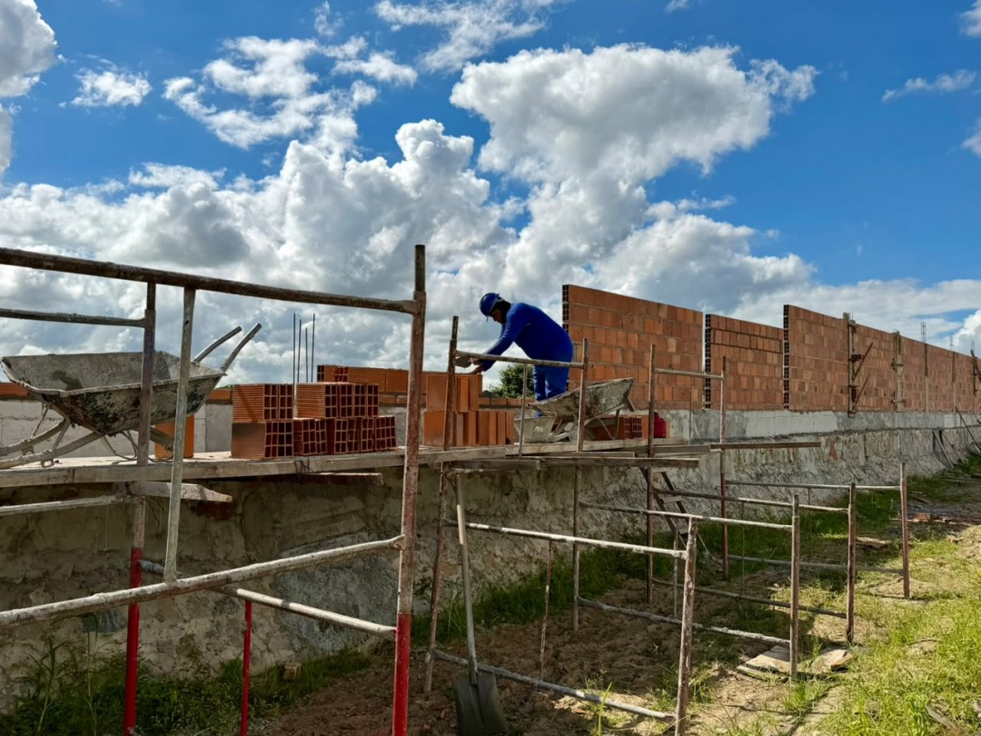 Bairro Marcela, em Itabaiana, ganhará escola padrão FNDE, para ensino fundamental do 6º ao 9º ano. Obras estão em andamento
