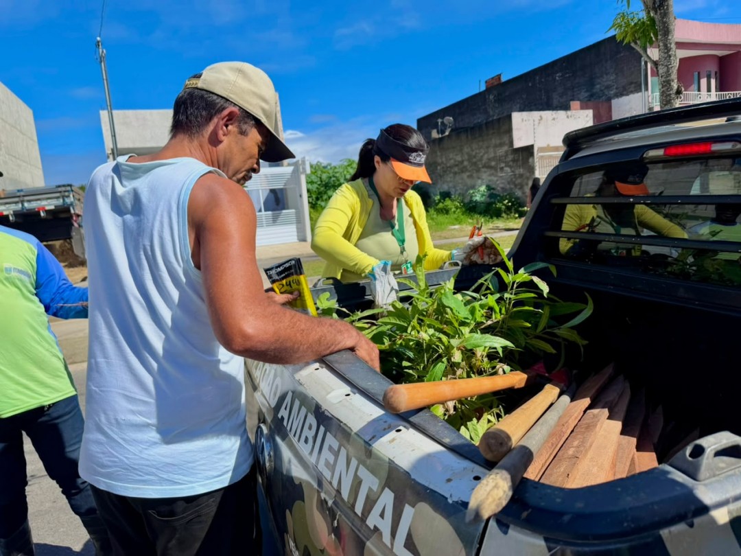 Secretarias de Agricultura e Meio Ambiente de Itabaiana realizam plantio de árvores e orientam população sobre descarte irregular de lixo